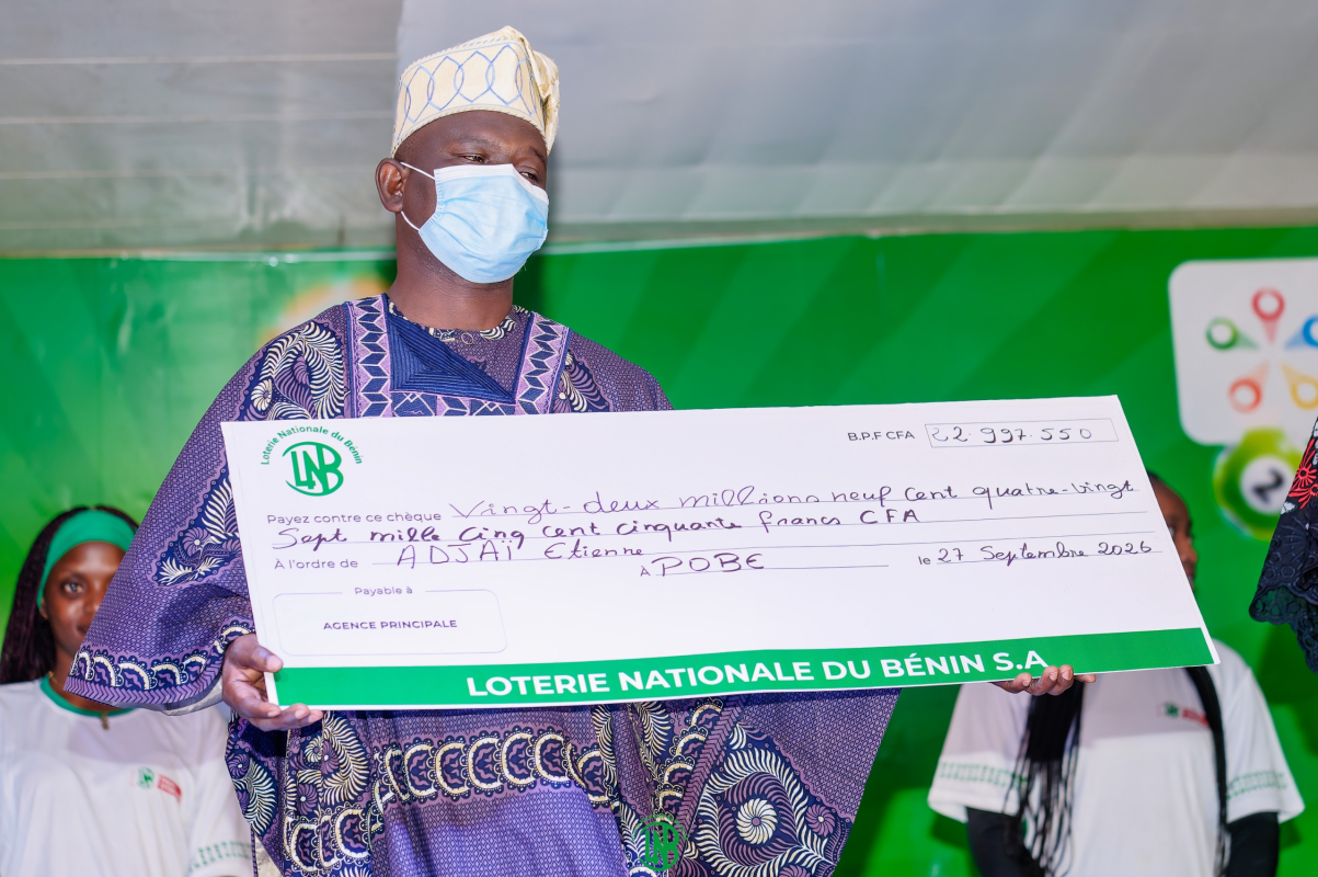 Remise de chèque à Pobè : 22,997 millions FCFA en poche, Étienne ADJAÏ raconte son incroyable expérience avec la LNB S.A.