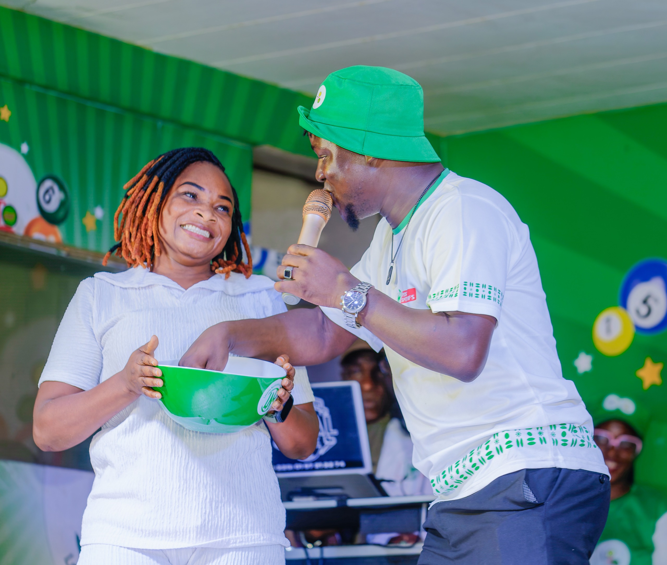 AGBO ANANI COSME reçoit son chèque de plus de 20 millions FCFA à plage de Fidjrossè