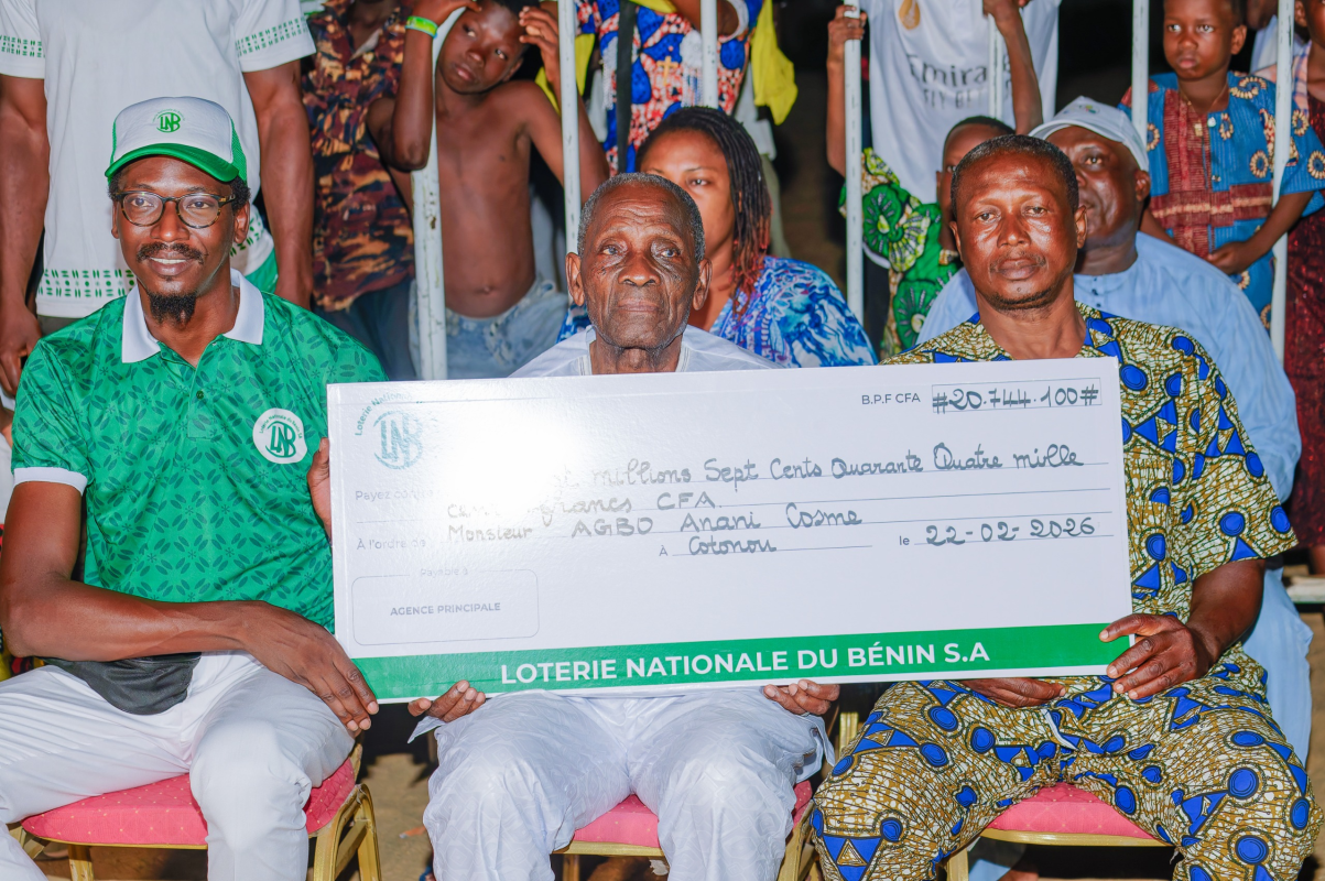 AGBO ANANI COSME reçoit son chèque de plus de 20 millions FCFA à plage de Fidjrossè